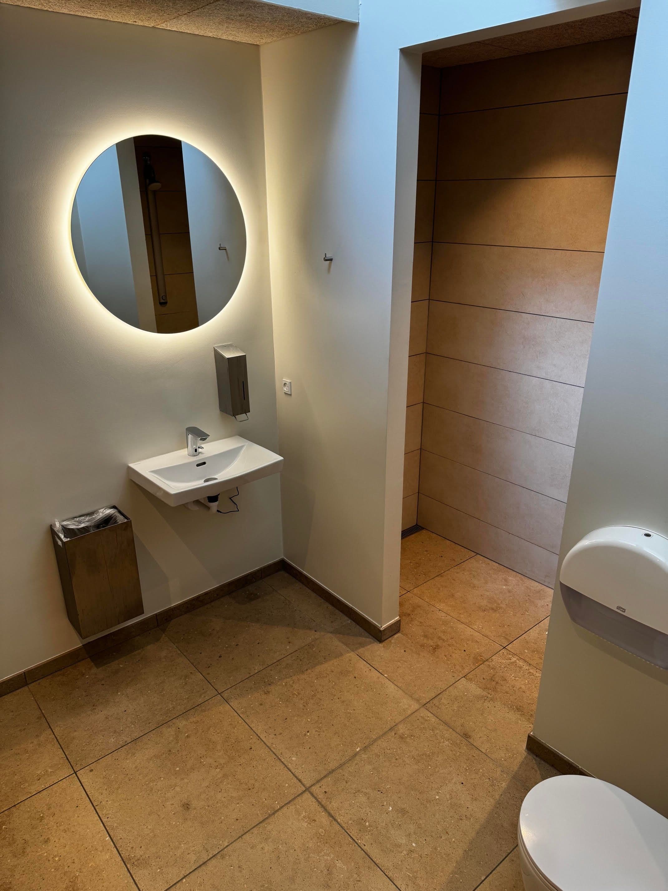 Toilet og bad ved Egå Marina